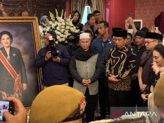 Presiden Jokowi turut tunaikan shalat jenazah untuk Mooryati Soedibyo