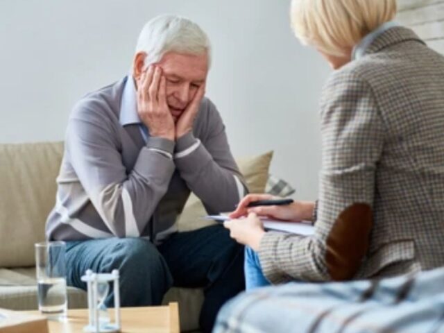 Mencegah lansia depresi karena kesepian dengan komunikasi