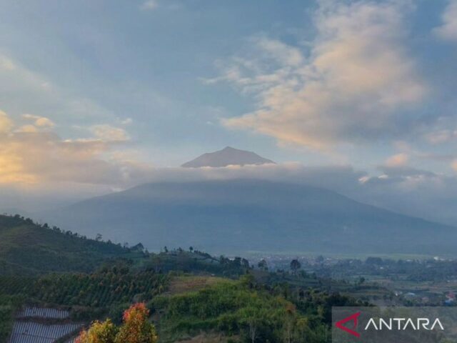 Pesona keindahan alam lima gunung berapi tertinggi di Indonesia