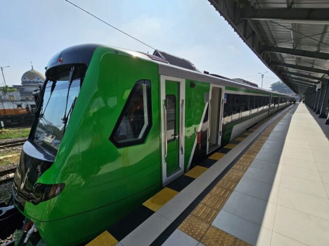 Mengenal KA Feeder kereta cepat Jakarta-Bandung