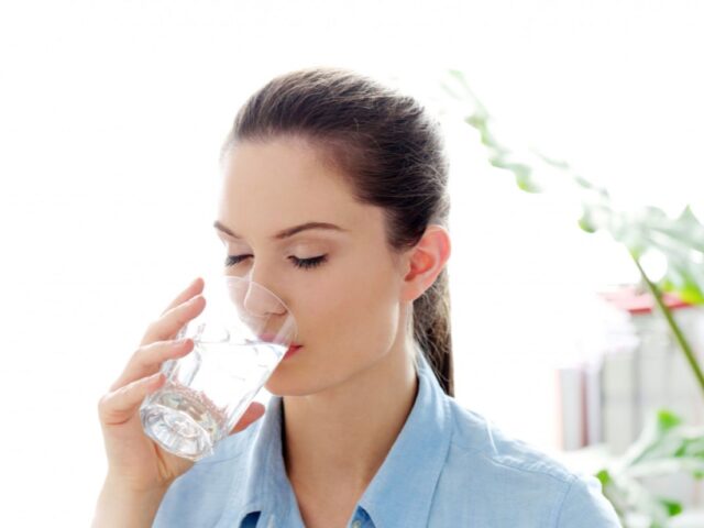 Berapa jumlah ideal air putih yang perlu Anda minum tiap hari?