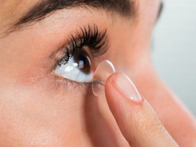 Dokter ingatkan perawatan lensa kontak cegah infeksi kornea mata