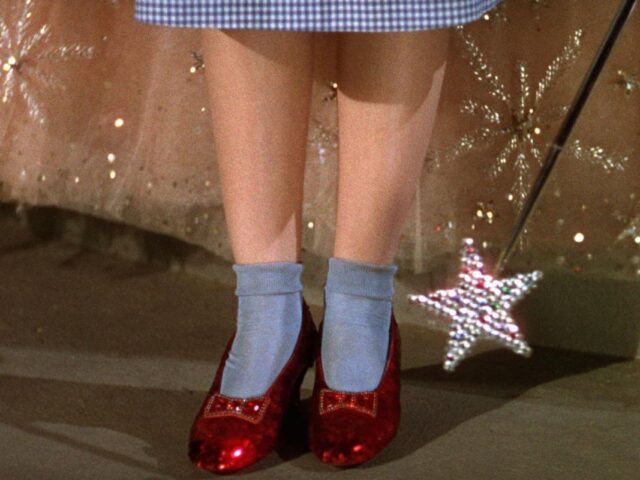 Sepatu Ruby Judy Garland dari “The Wizard of Oz” dilelang Rp444 juta